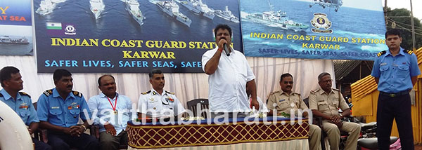 ಭಟ್ಕಳ: ಭಾರತೀಯ ಕೋಸ್ಟ್‌ಗಾರ್ಡ್‌ನಿಂದ ಸಾಹಸಿ ಮೀನುಗಾರರಿಗೆ ನಗದು ಬಹುಮಾನ ವಿತರಣೆ